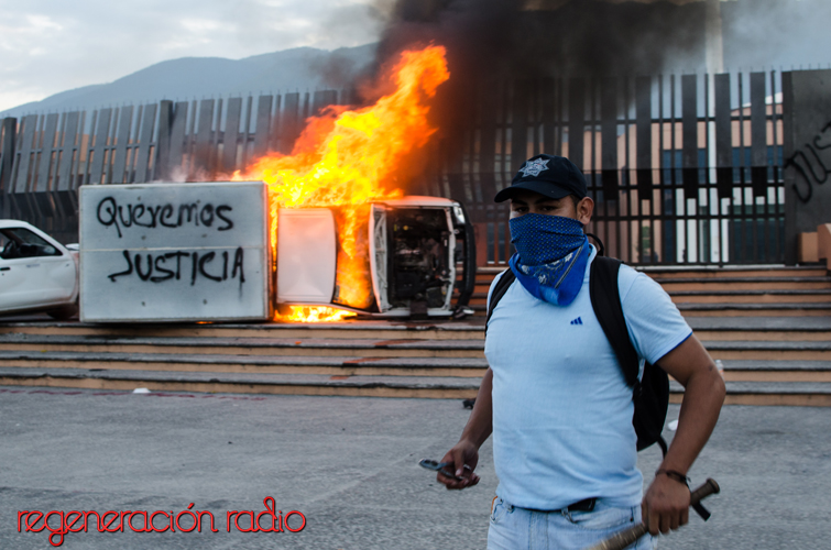 8 de noviembre del 2014. Protesta a las afueras del palacio de gobierno del estado de Guerrero. Fotografía por Carlos Ogaz