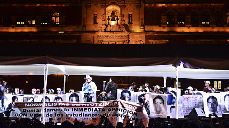 Fotoreportaje: Una luz por Ayotzinapa