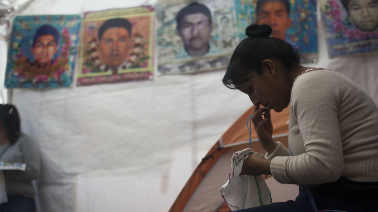 «Exigimos vidas»: Instalan plantón padres y madres de Ayotzinapa