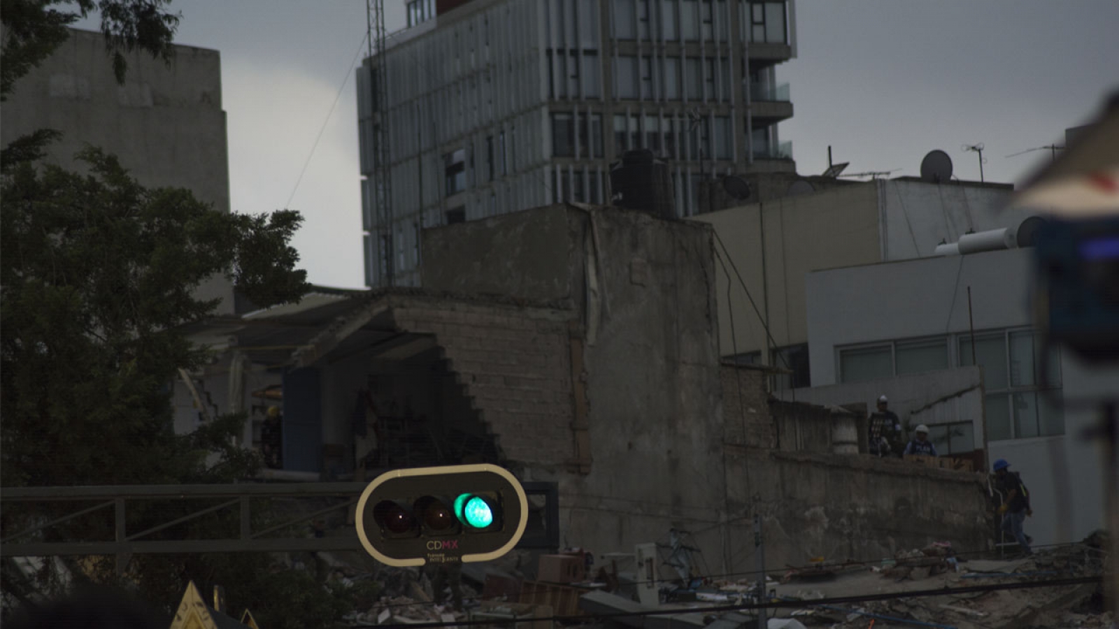 Empresas obligan a acudir a edificios con riesgo de derrumbe, denuncian trabajadores