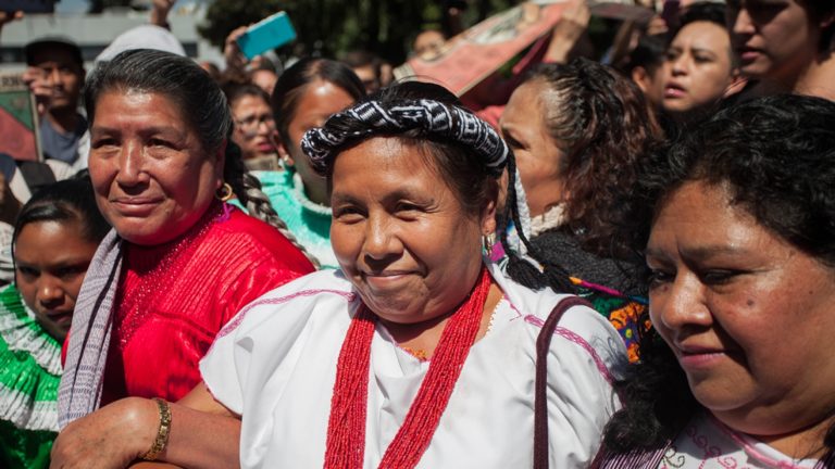 Marichuy declara su intención ante el INE como candidata independiente