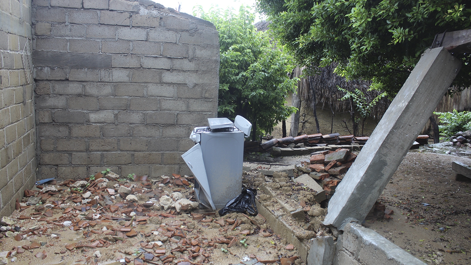 90 mil más 30 mil, la suma que “es mucho”, para reconstruir en medio de los escombros