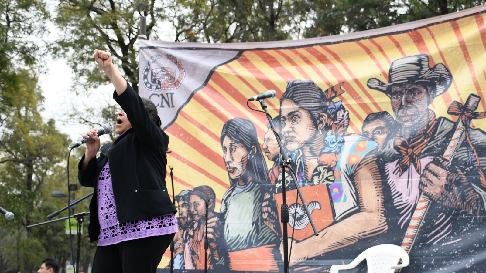 Un evento cultural desde abajo y a la izquierda. Esperando a Marichuy