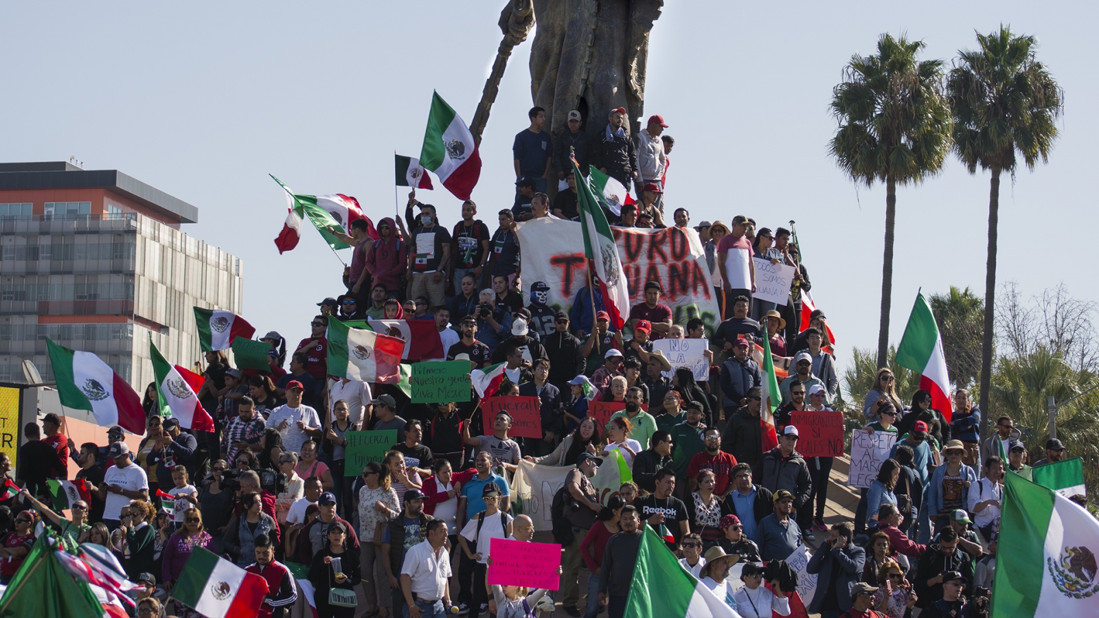Golpean, agreden y gritan en marcha: “Fuera migrantes, Tijuana es nuestra”