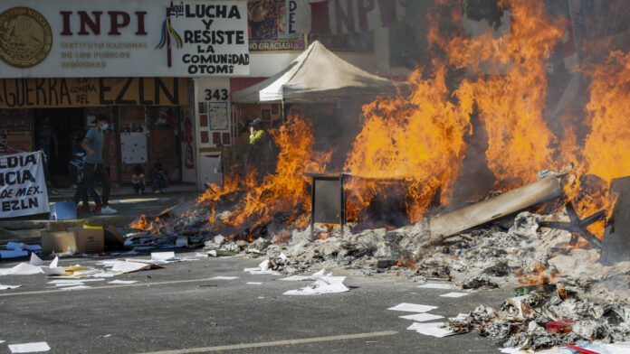 Desalojan otomíes primer piso del INPI