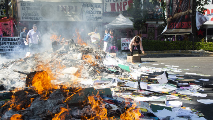 La quema del INPI: humo, chocolate e indignación