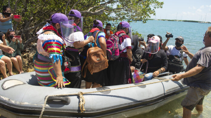 Isla Mujeres: así fue el abordaje zapatista al barco que los llevará a Europa