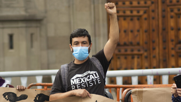 Protestan en Palacio Nacional por persecución al  colectivo Mexicali Resiste