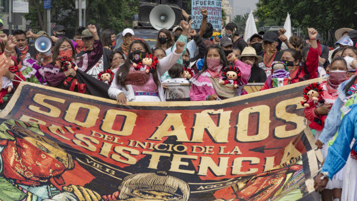 “¡No nos conquistaron! ” pueblos irrumpen en inmediaciones de conmemoración por caída de Tenochtitlan