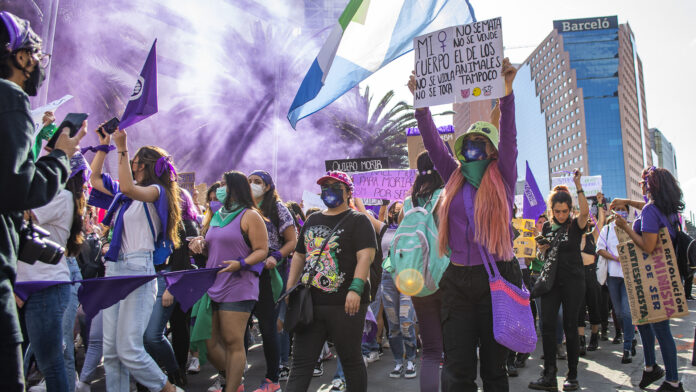 Multitudinarias marchas en el #8M, tiñen la CDMX de morado
