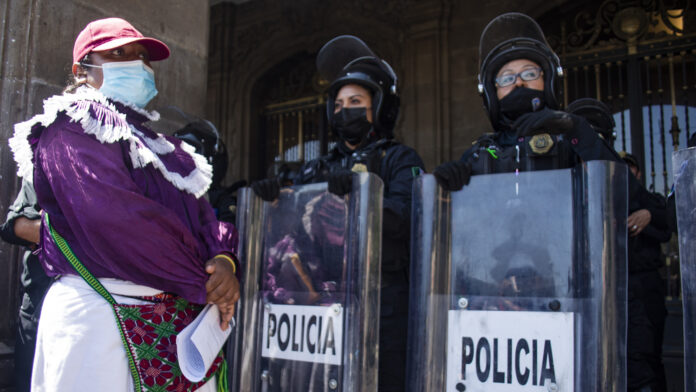 “Tener techo es un derecho” demandan otomíes a Claudia Sheinbaum; les reciben con granaderos