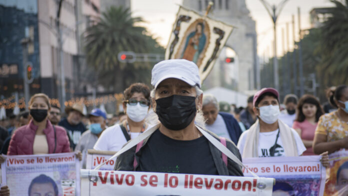 Realizan Acción Global #100 por los 43 de Ayotzinapa